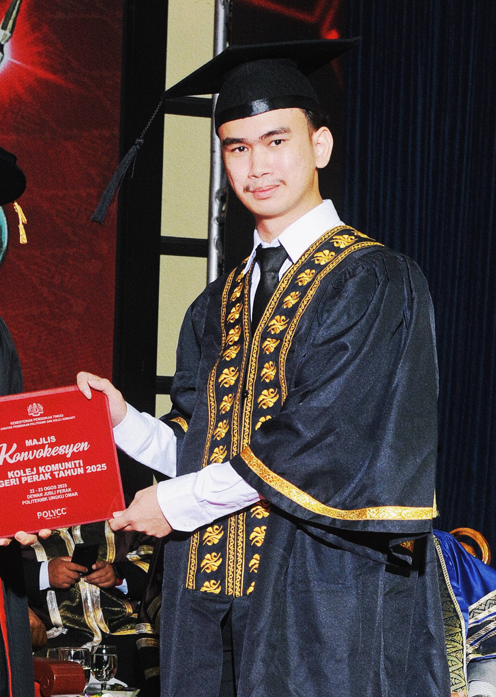Varakorn receiving the Sijil Teknologi Maklumat at the Kolej Komuniti convocation